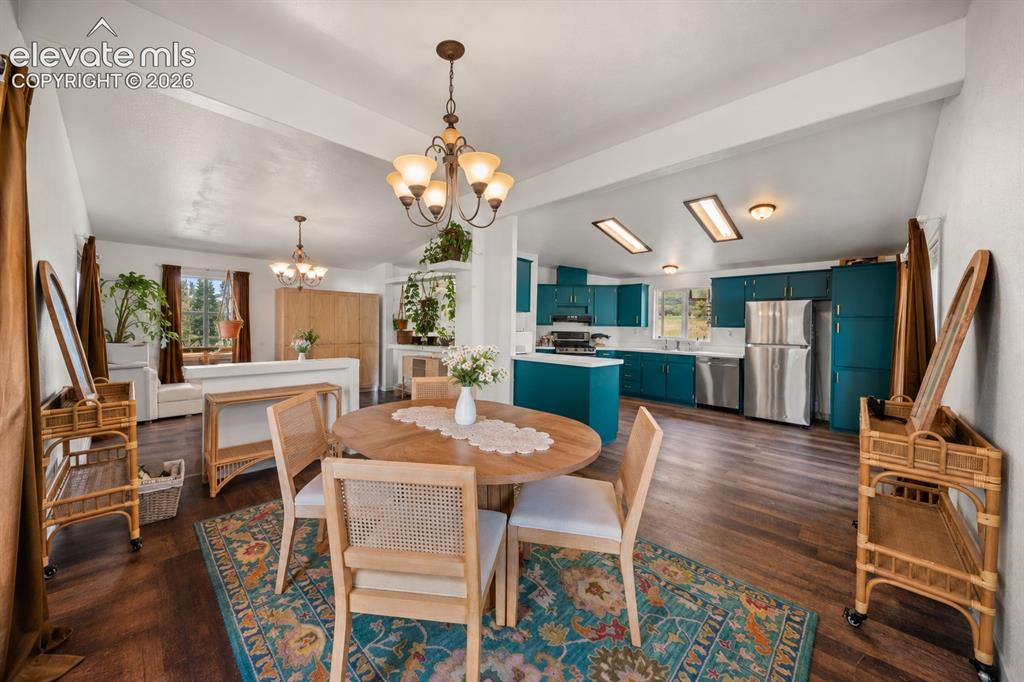 Image 7 of 26: Dining Area