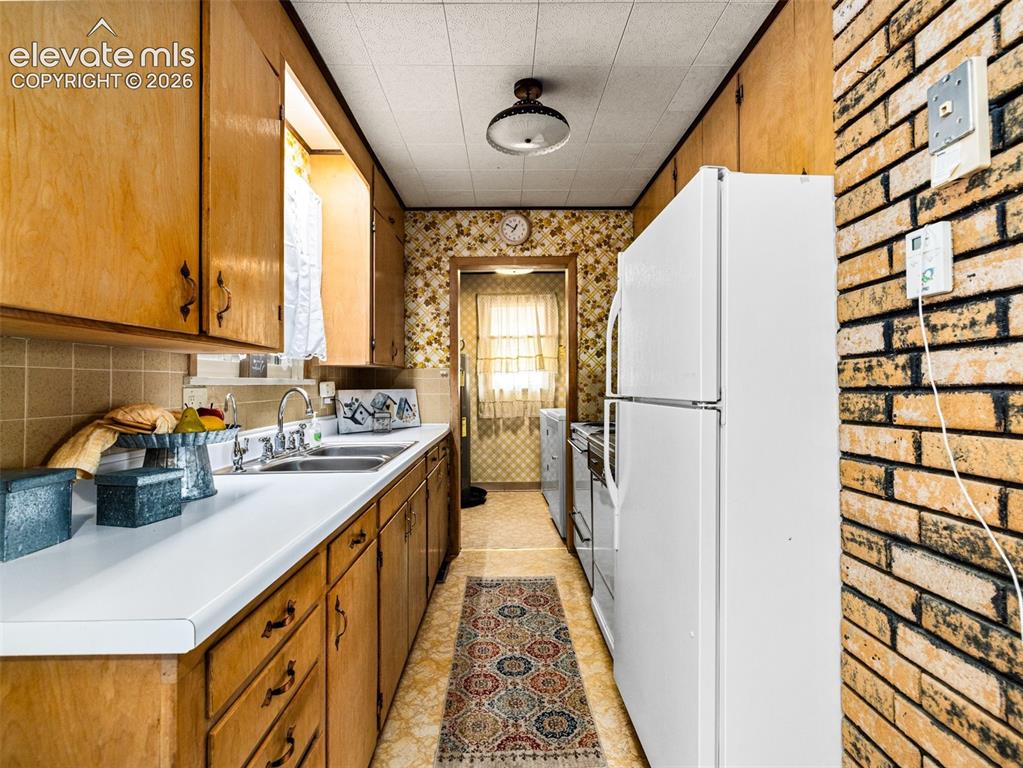 Image 15 of 24: Kitchen