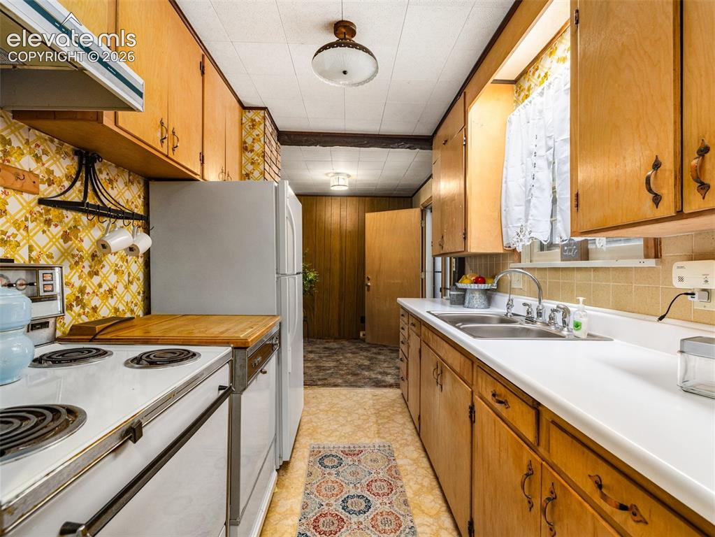 Image 17 of 24: Kitchen