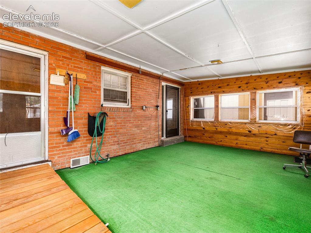 Image 19 of 24: Sun Room