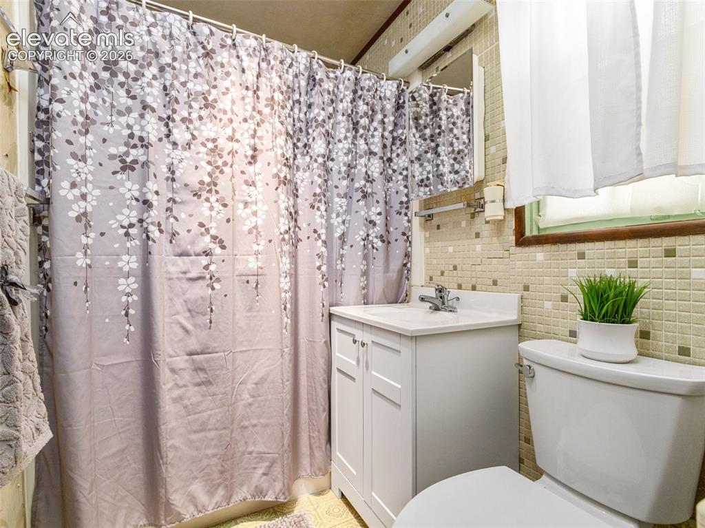 Image 20 of 24: Bathroom