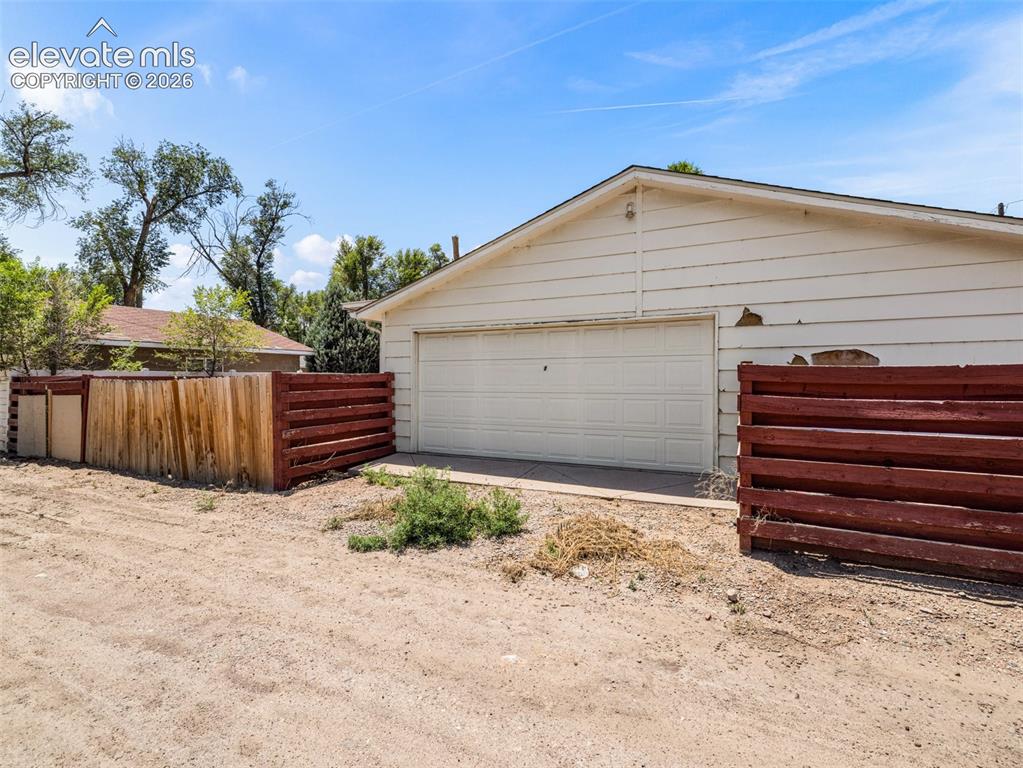 Image 9 of 24: Garage