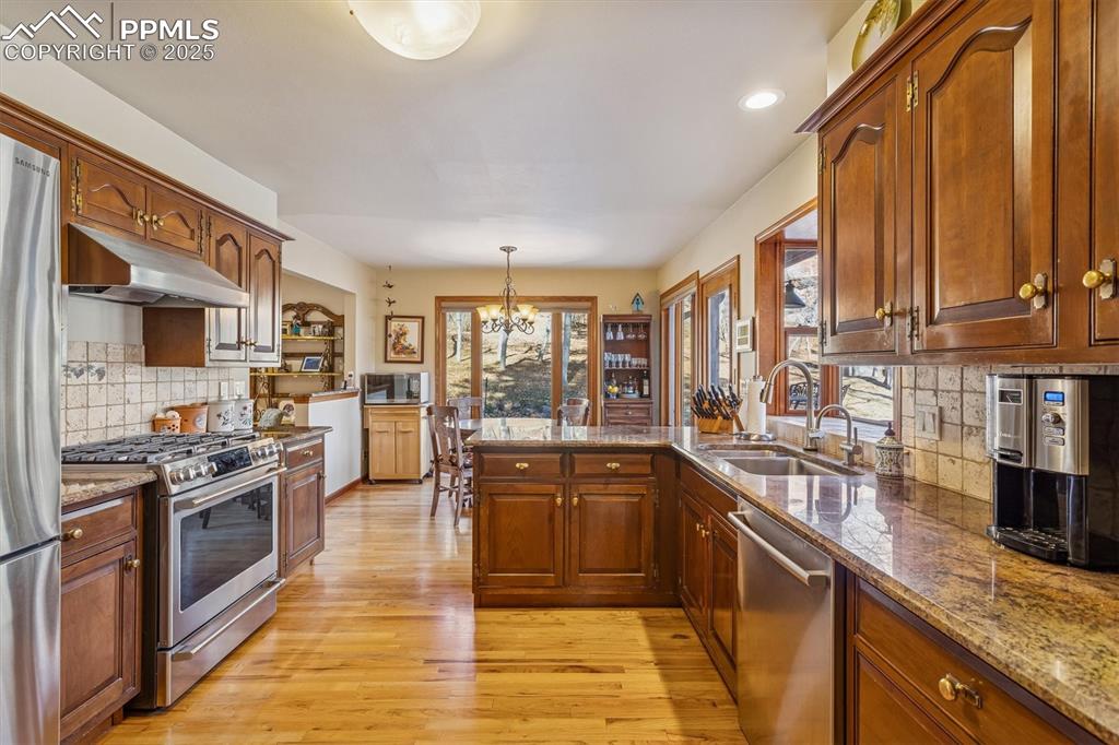 Image 12 of 49: Kitchen