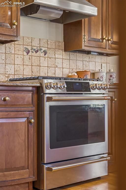 Image 13 of 49: Kitchen