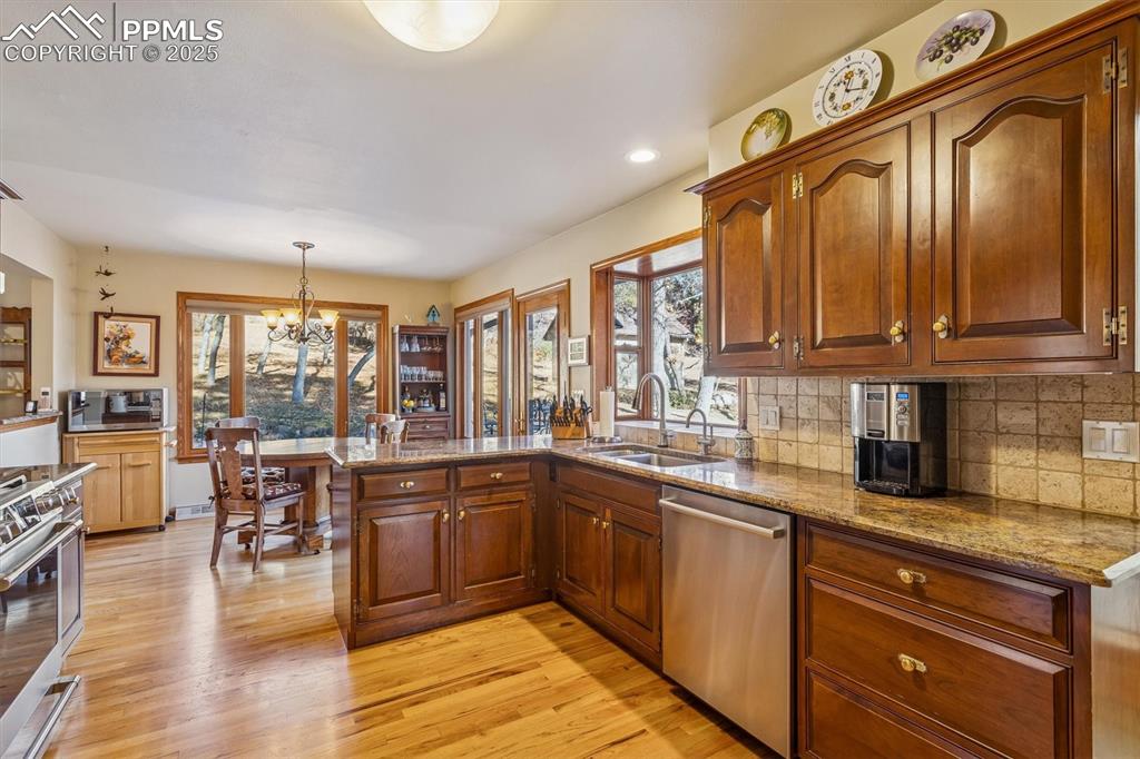 Image 14 of 49: Kitchen