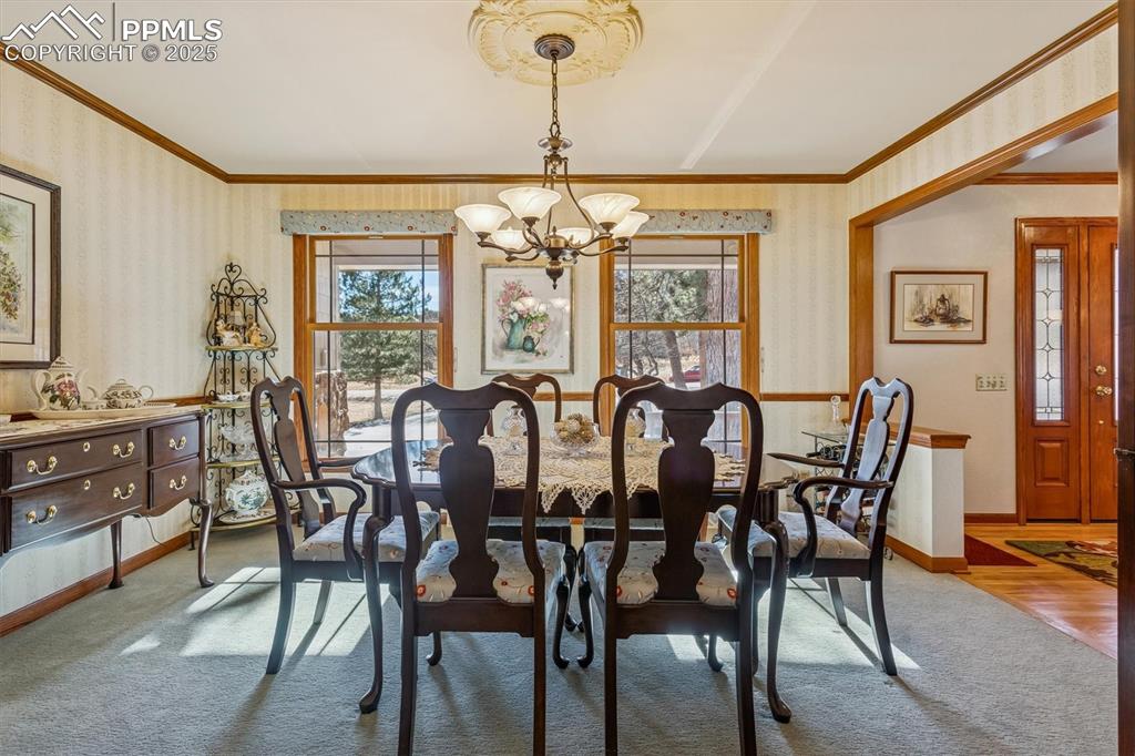 Image 16 of 49: Dining Area