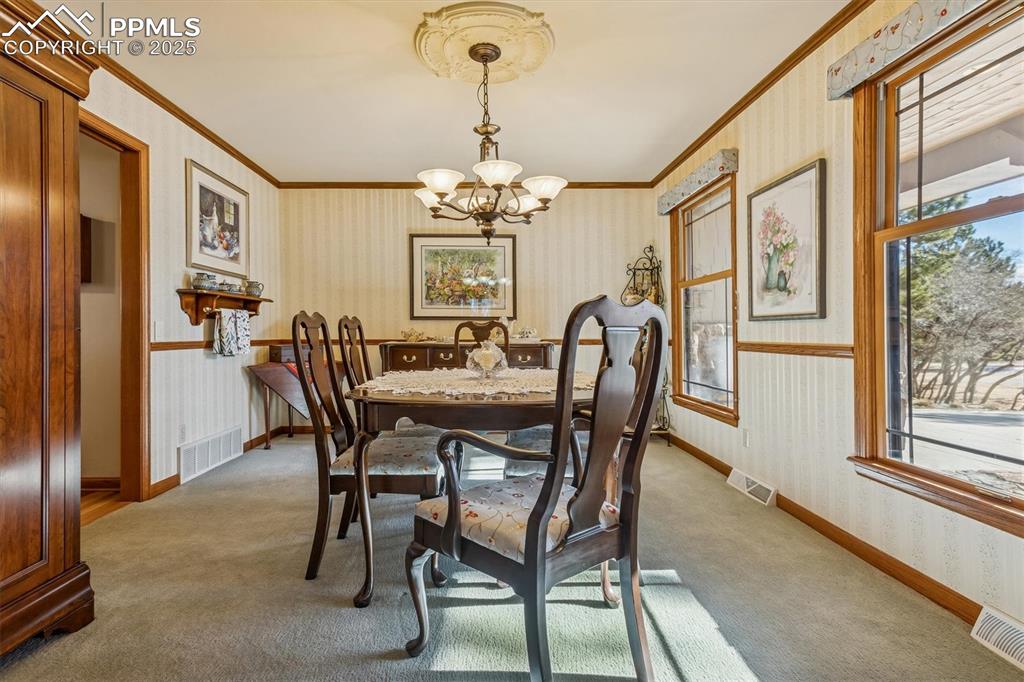 Image 17 of 49: Dining Area