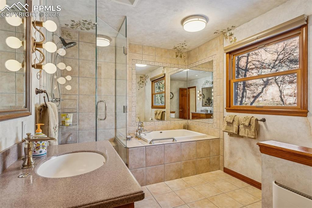 Image 33 of 49: Bathroom