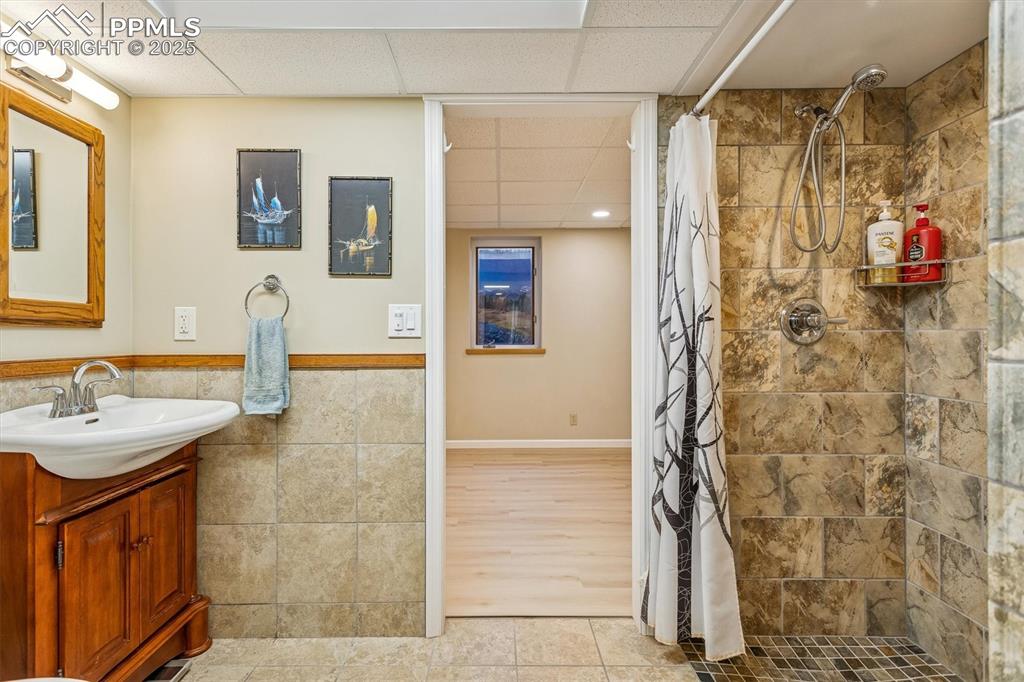 Image 38 of 49: Bathroom