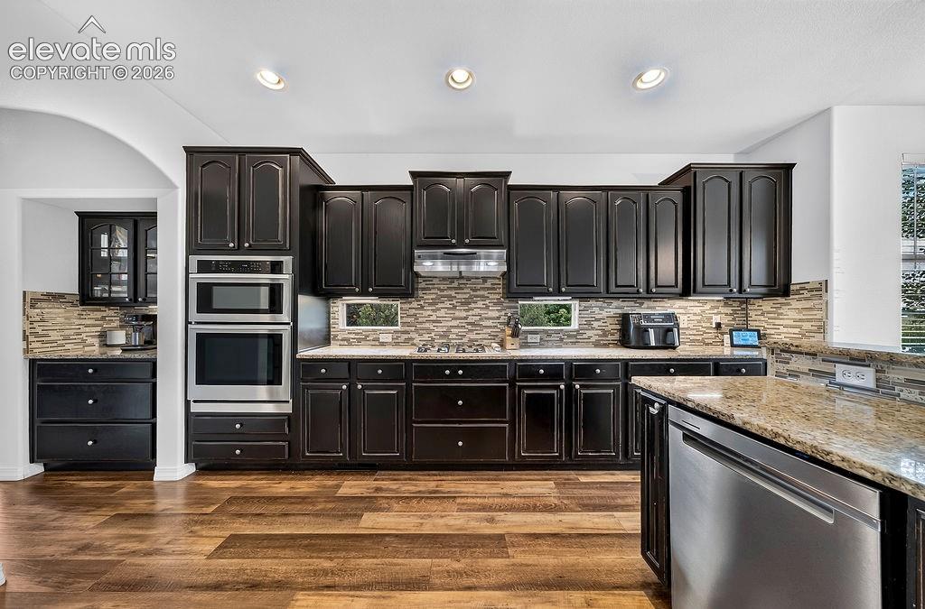 Image 10 of 50: Kitchen