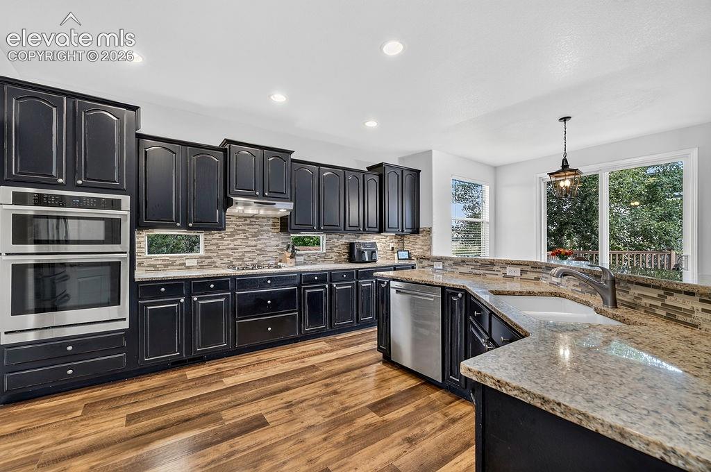 Image 11 of 50: Kitchen