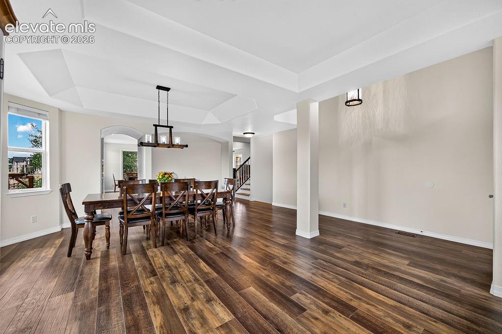 Image 5 of 50: Dining Area