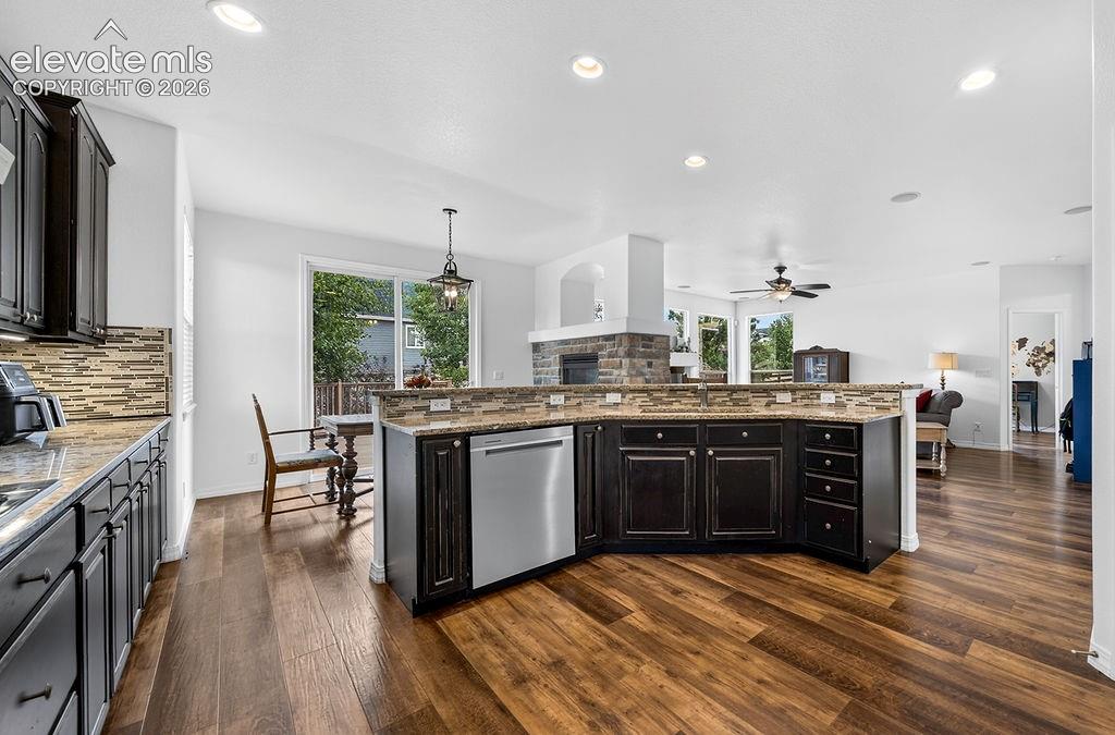Image 8 of 50: Kitchen