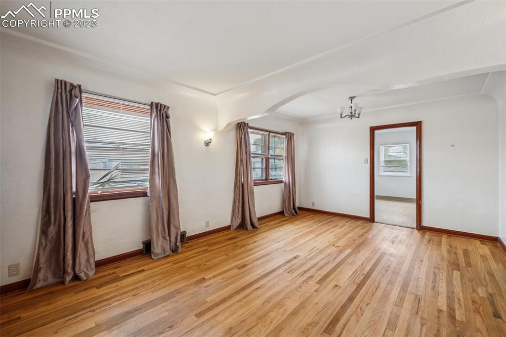 Image 11 of 30: Living Room