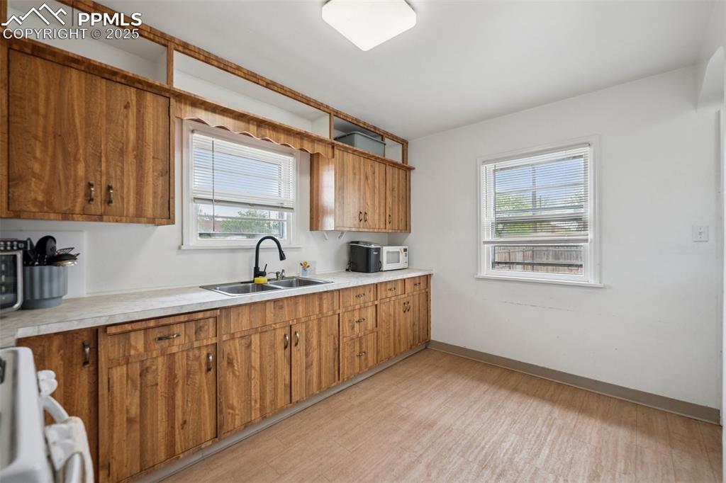 Image 13 of 30: Kitchen