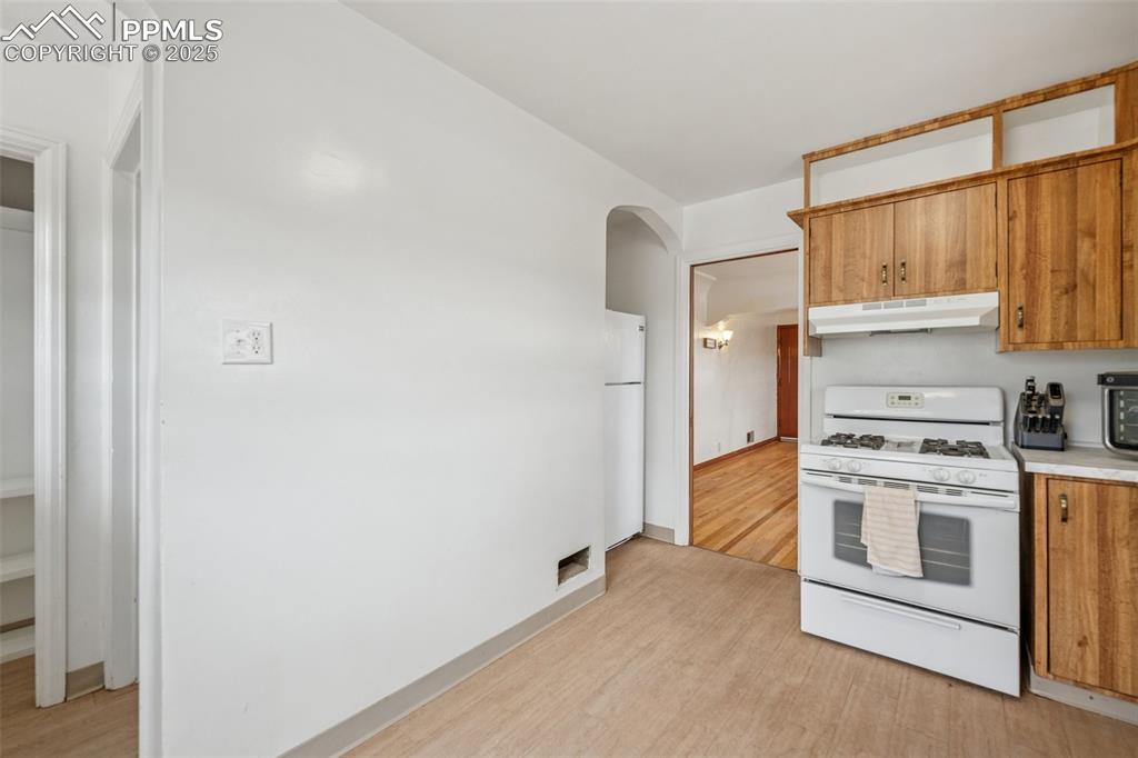 Image 14 of 30: Kitchen