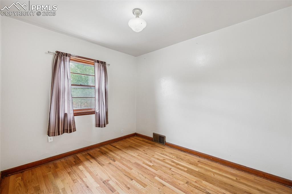 Image 17 of 30: Bedroom