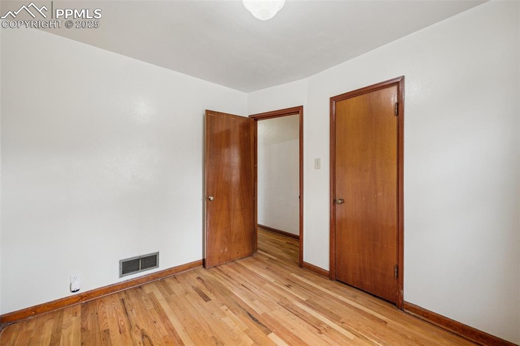 Image 18 of 30: Bedroom