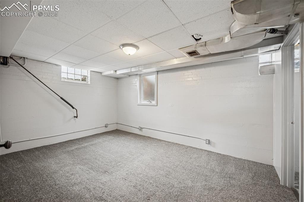 Image 20 of 30: Bedroom