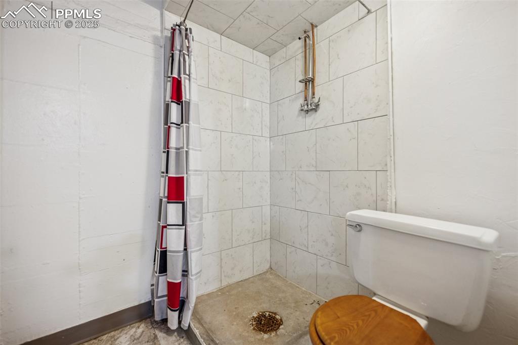 Image 23 of 30: Bathroom