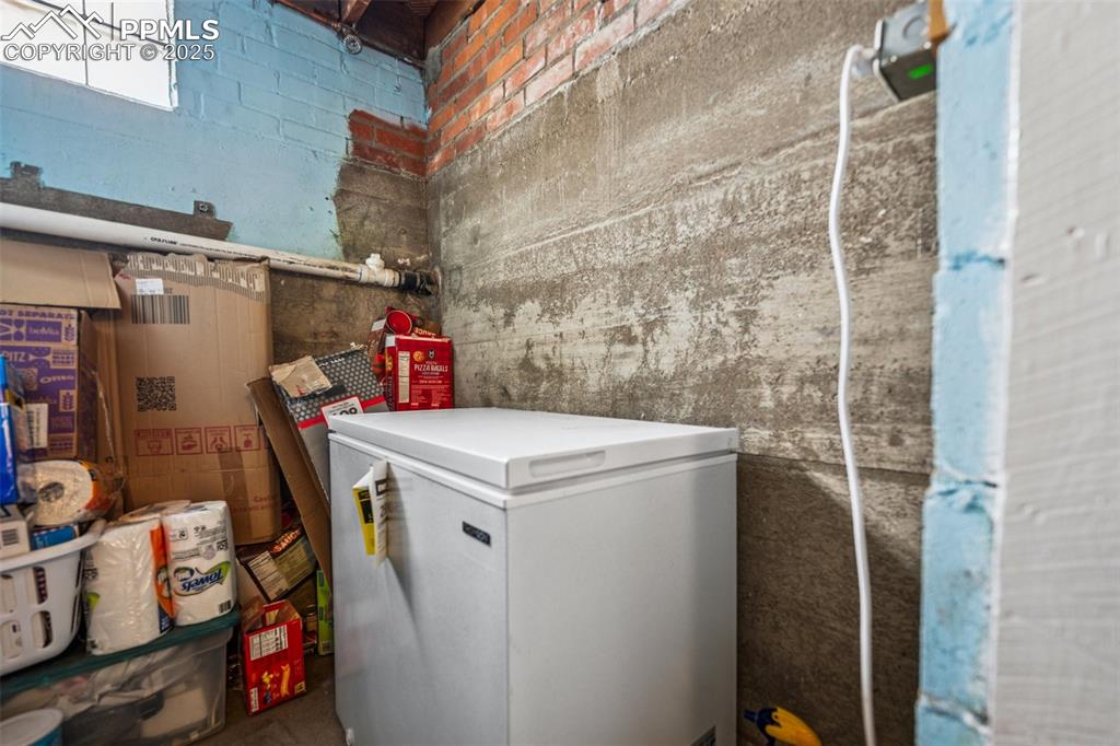 Image 24 of 30: Laundry