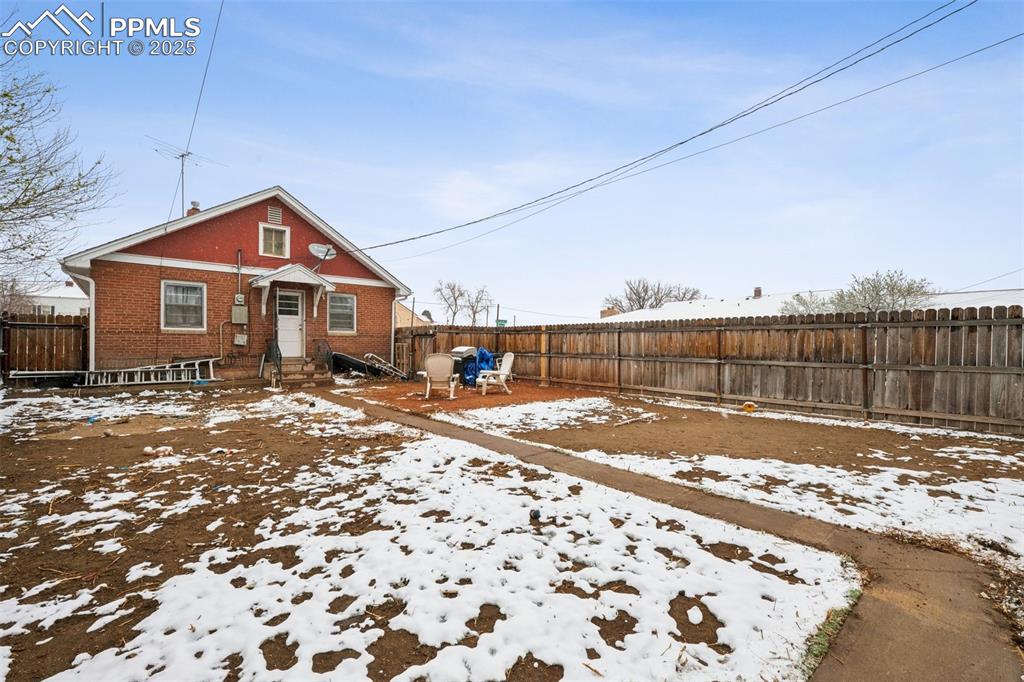 Image 25 of 30: Back of Structure