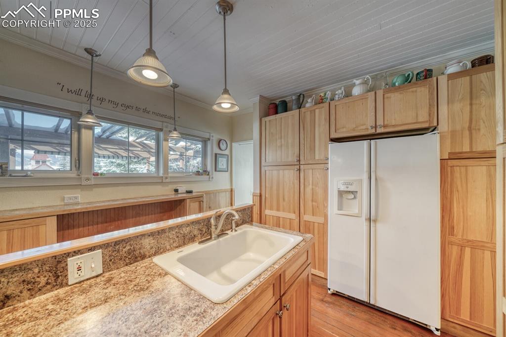 Image 13 of 46: Kitchen