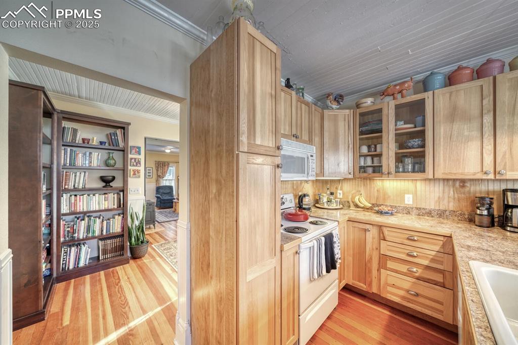 Image 14 of 46: Kitchen