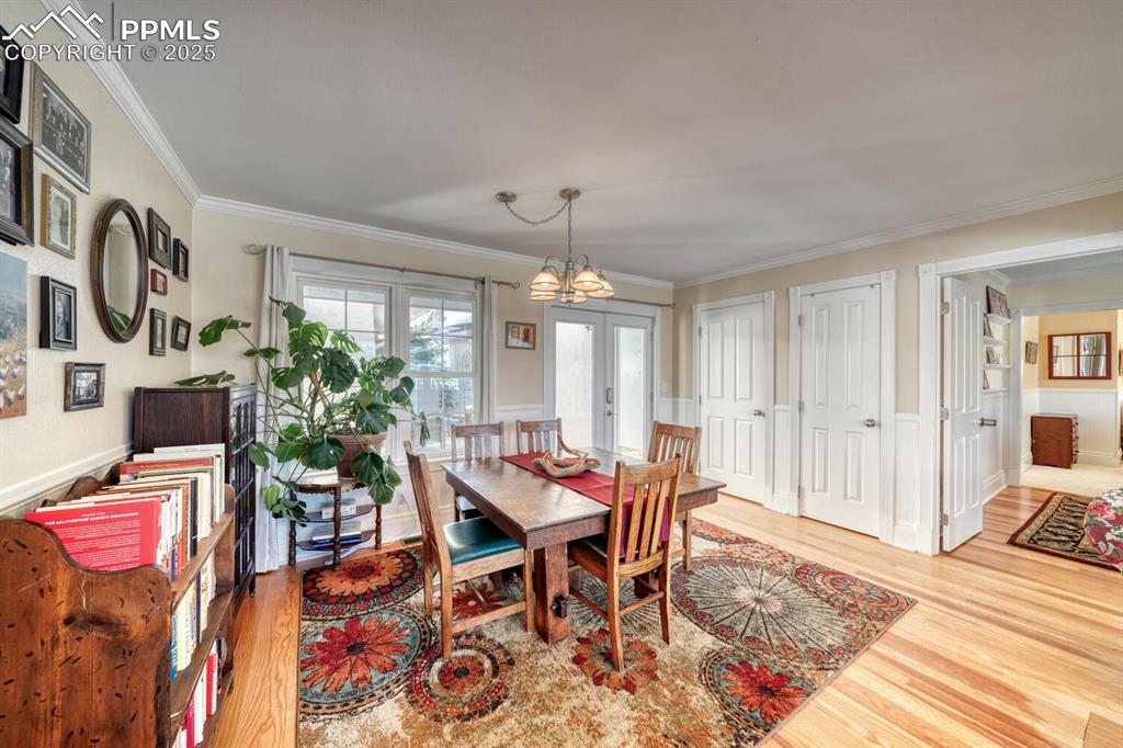 Image 16 of 46: Dining Area