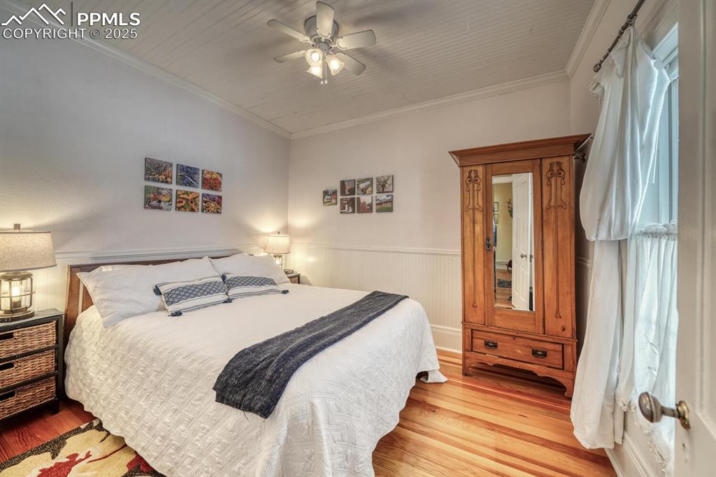 Image 25 of 46: Bedroom