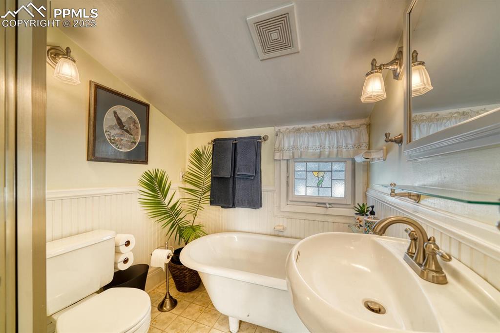 Image 27 of 46: Bathroom