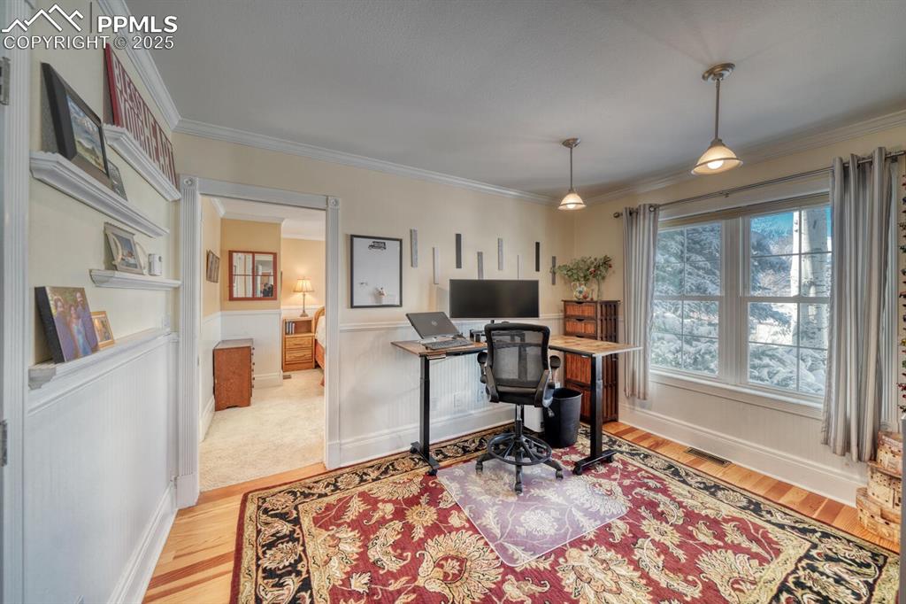 Image 31 of 46: Office