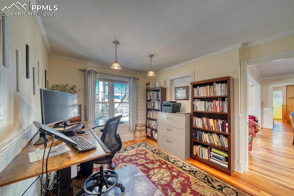 Image 32 of 46: Office