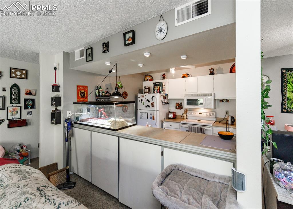 Image 16 of 36: Kitchen