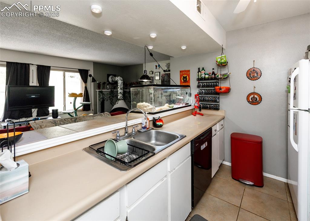 Image 18 of 36: Kitchen