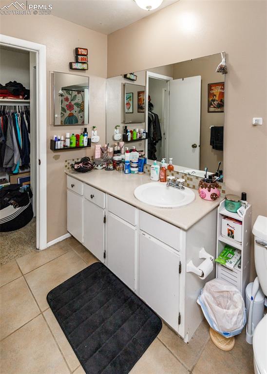 Image 24 of 36: Bathroom