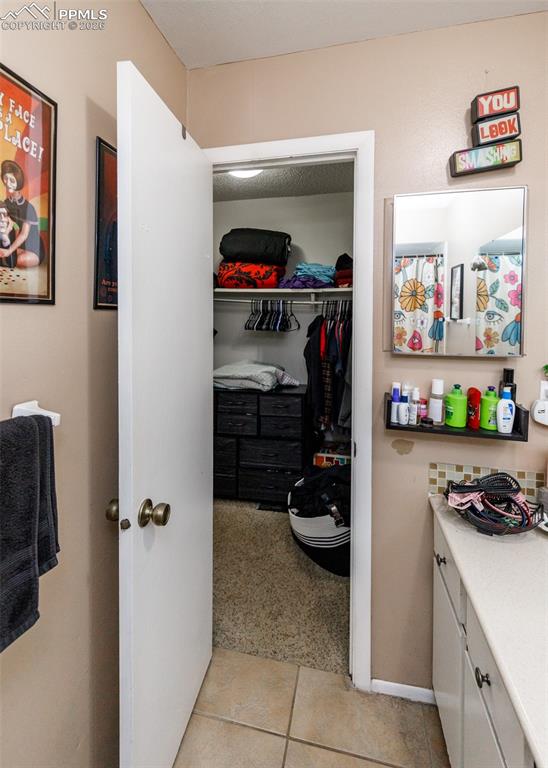 Image 26 of 36: Bathroom