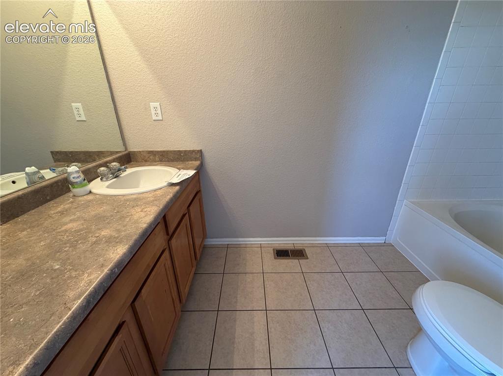 Image 16 of 23: Bathroom