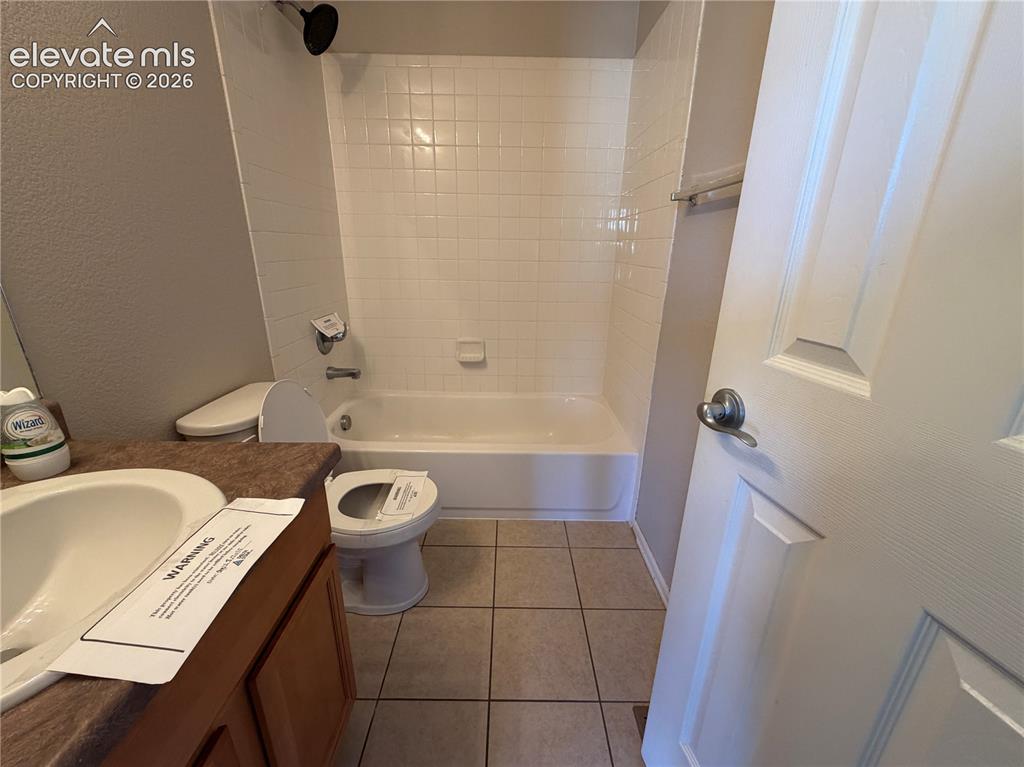 Image 20 of 23: Bathroom