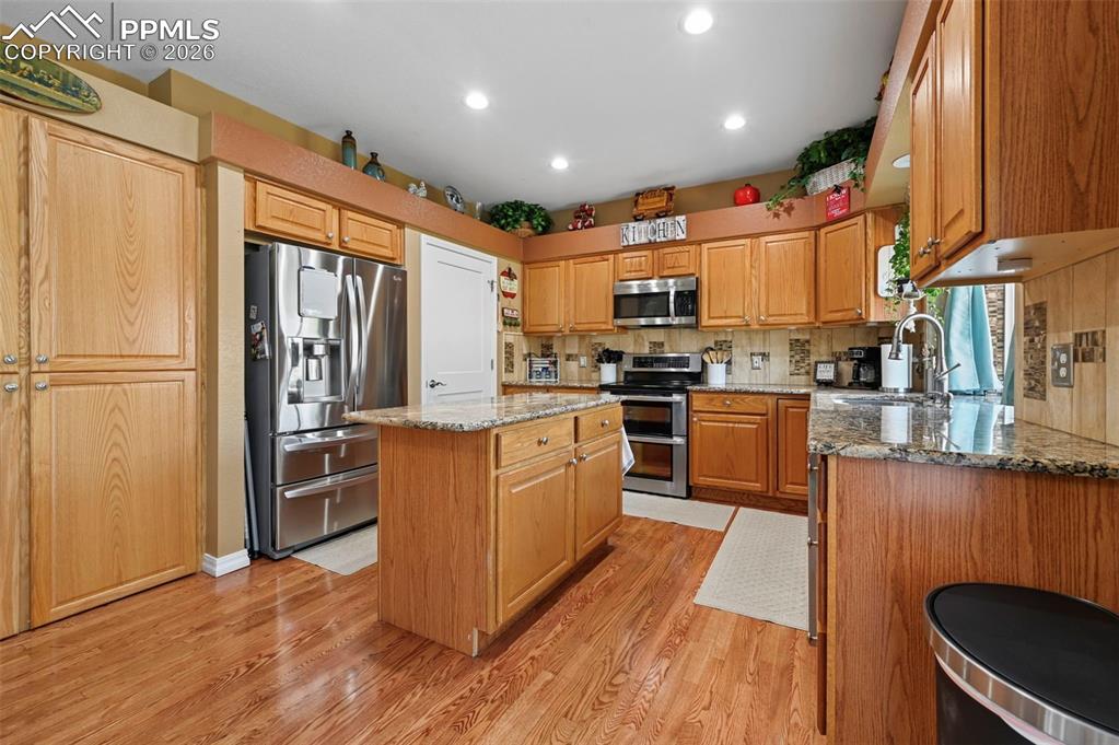 Image 10 of 50: Kitchen