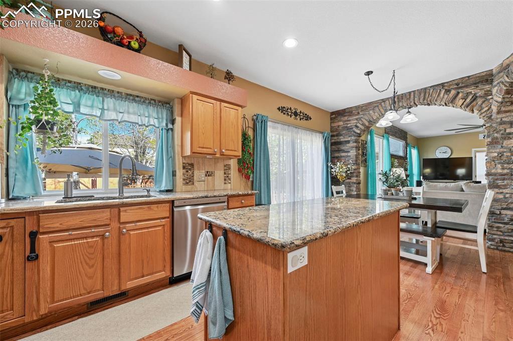 Image 12 of 50: Kitchen