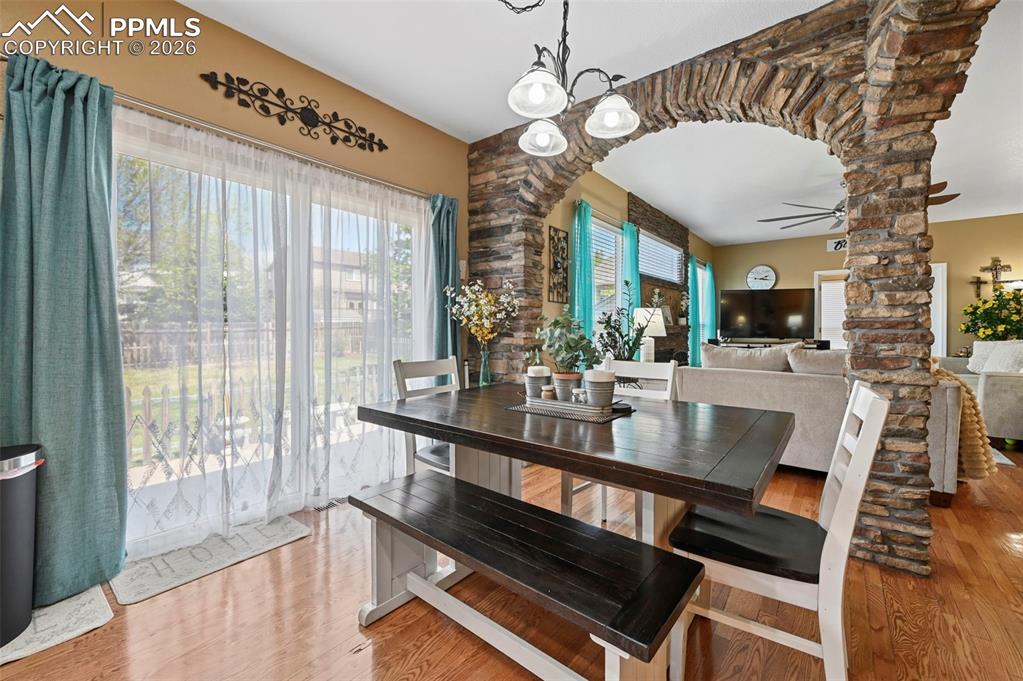 Image 13 of 50: Dining Area