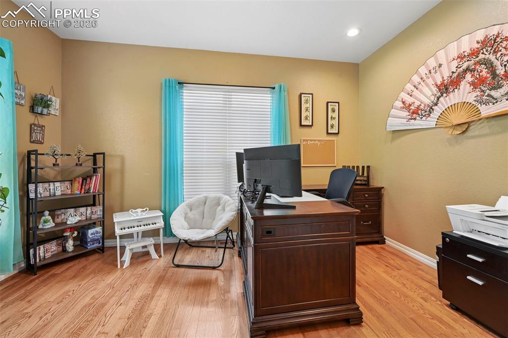 Image 18 of 50: Office