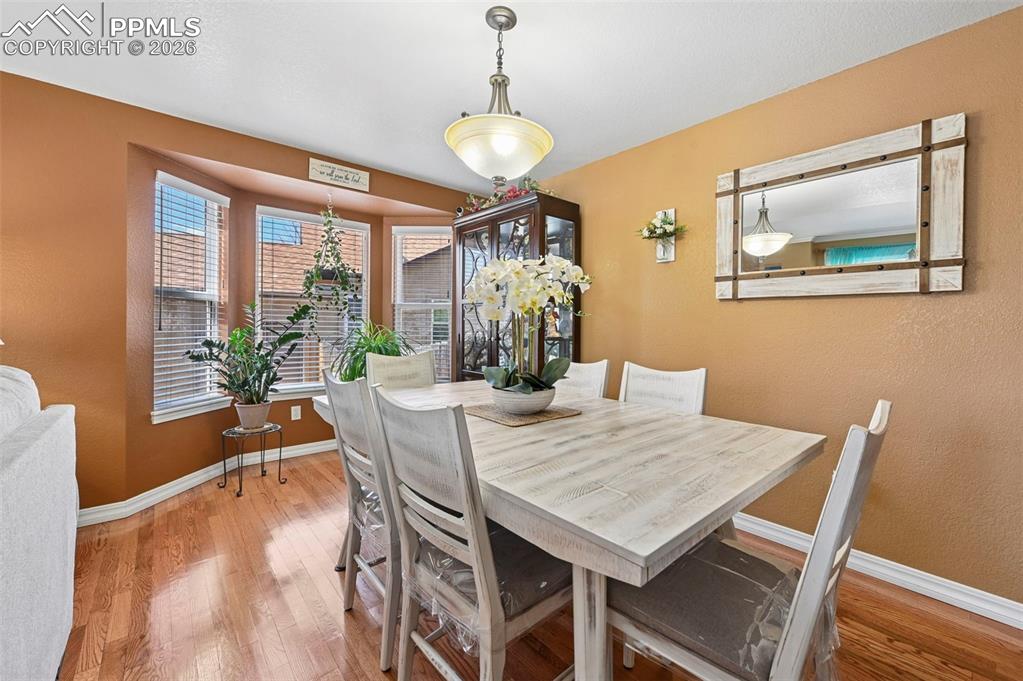 Image 6 of 50: Dining Area
