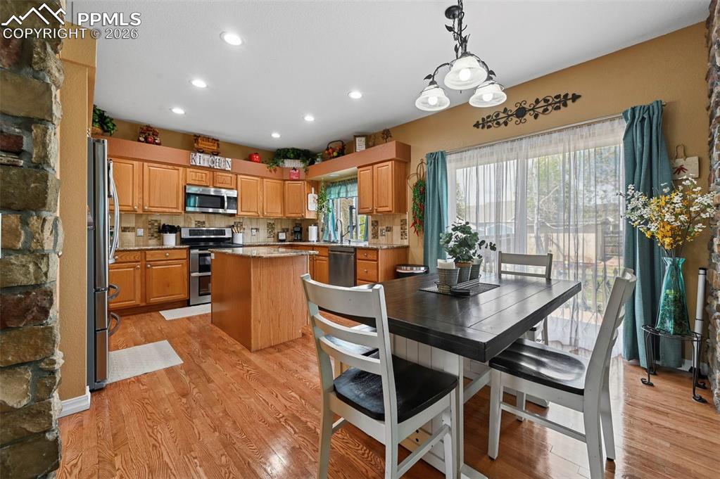 Image 8 of 50: Dining Area
