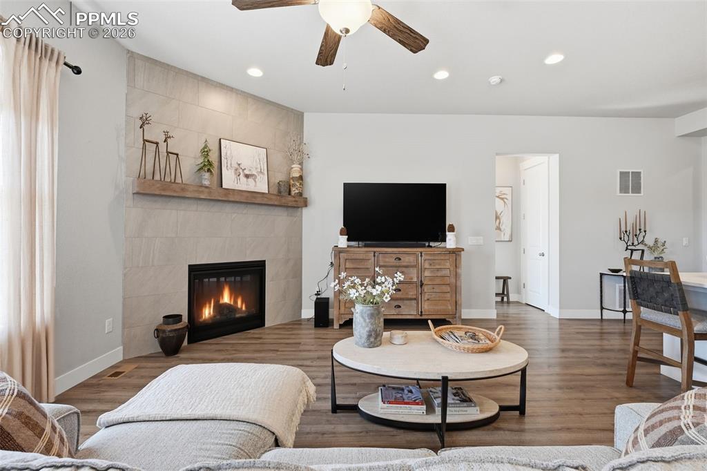 Image 19 of 42: Living Room