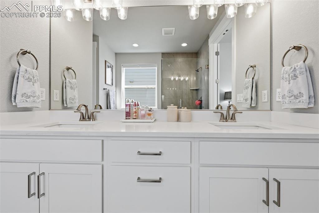 Image 27 of 42: Bathroom