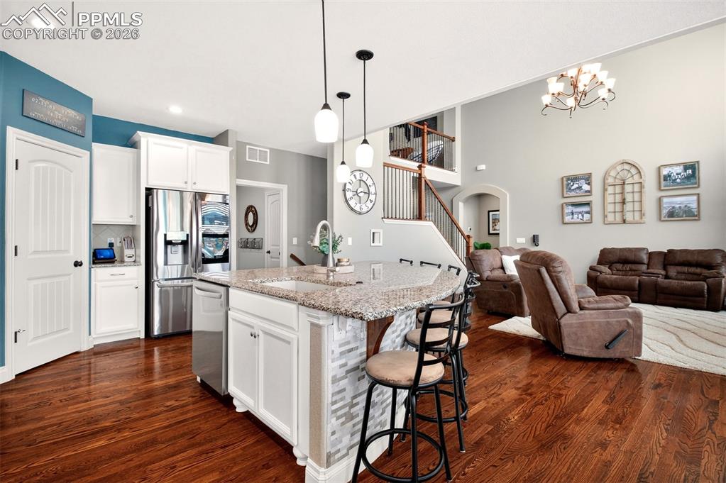 Image 10 of 50: Kitchen