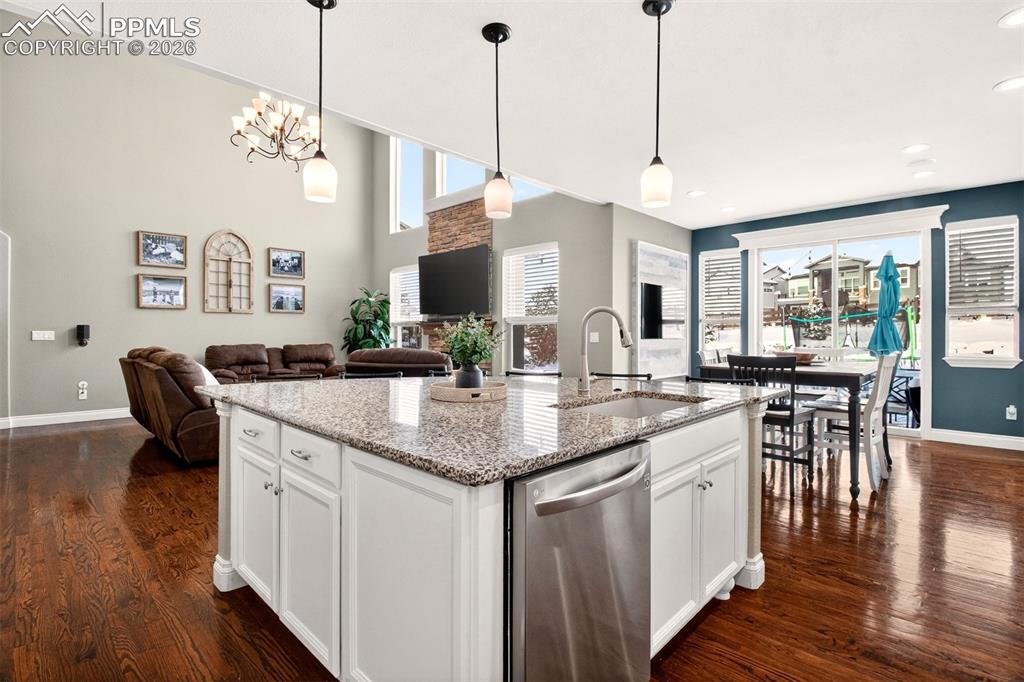 Image 11 of 50: Kitchen