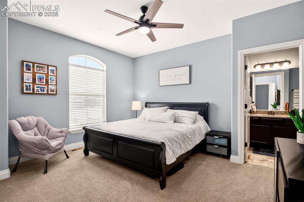 Image 14 of 50: Bedroom